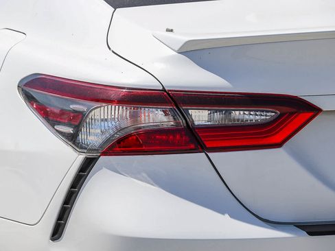 Used 2022 Toyota Camry SE FWD image 9