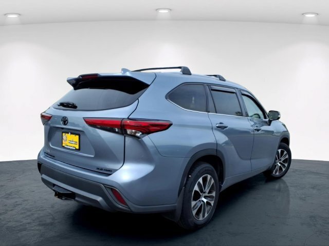Used 2022 Toyota Highlander XLE AWD/4WD image 8
