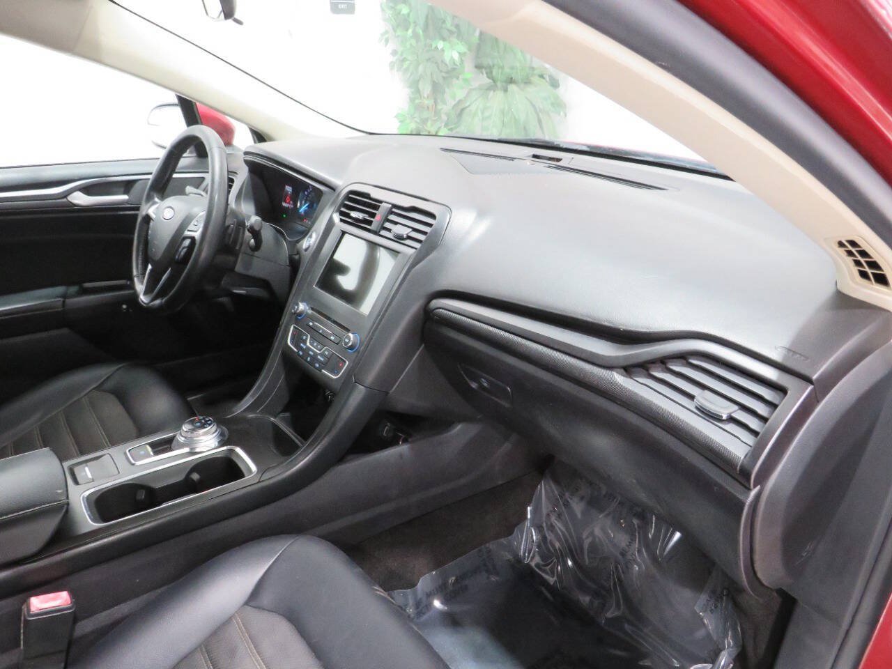 Used 2018 Ford Fusion SE w/ Equipment Group 201A FWD image 9