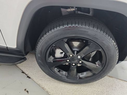 Certified 2025 Jeep Grand Cherokee Limited w/ Black Appearance Package AWD/4WD image 37