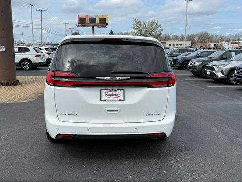 Used 2023 Chrysler Pacifica Limited FWD image 6