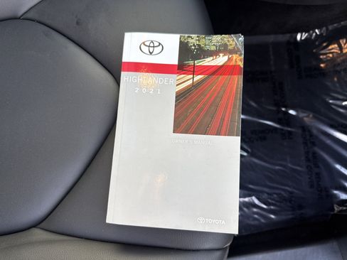 Used 2021 Toyota Highlander XLE image 35