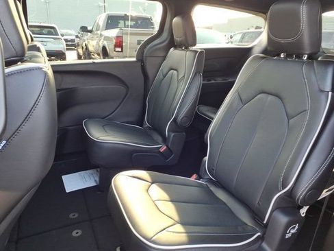 New 2026 Chrysler Pacifica Limited w/ S Appearance Package AWD/4WD image 19