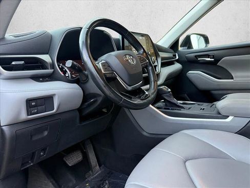 Used 2021 Toyota Highlander XLE FWD image 11