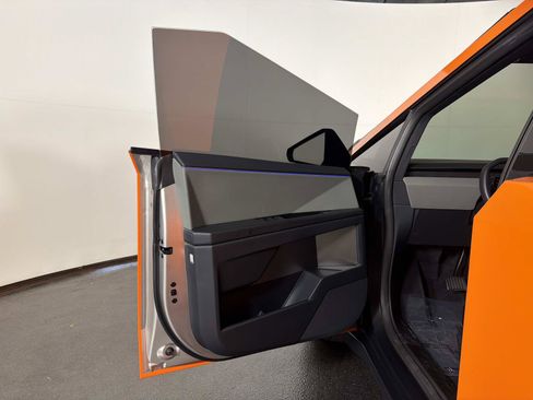 Used 2024 Tesla Cybertruck AWD Crew Cab image 38