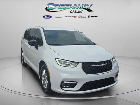 New 2026 Chrysler Pacifica Select image 1