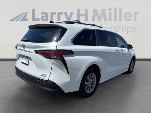 Used 2022 Toyota Sienna XLE FWD image 5