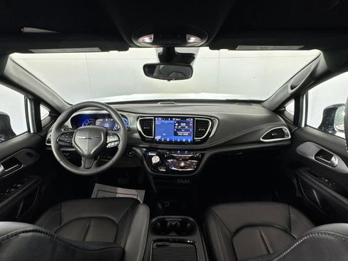 Certified 2024 Chrysler Pacifica Limited FWD image 29