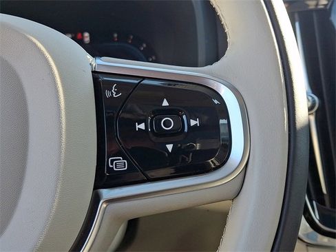 Used 2023 Volvo S90 B6 Plus image 21