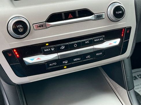 Used 2023 Ford Explorer XLT image 19