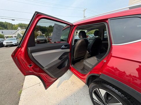 Used 2024 Volkswagen Taos SE w/ Panoramic Sunroof Package AWD/4WD image 32