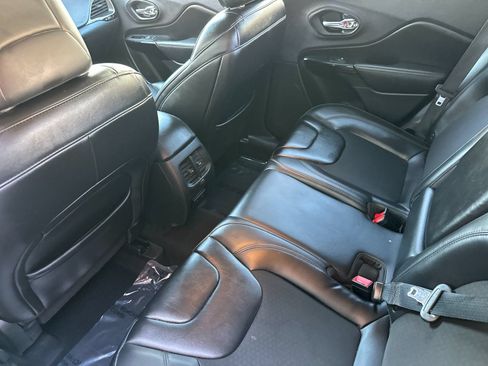 Used 2019 Jeep Cherokee Latitude Plus FWD image 14
