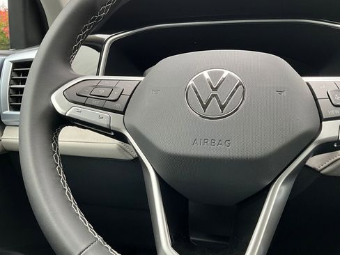 New 2025 Volkswagen Taos SE image 22