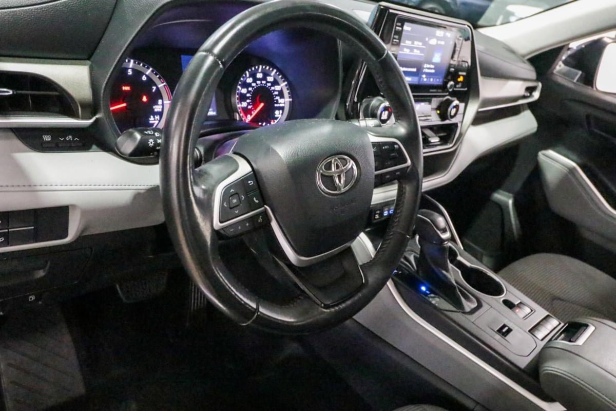 Used 2022 Toyota Highlander LE FWD image 13