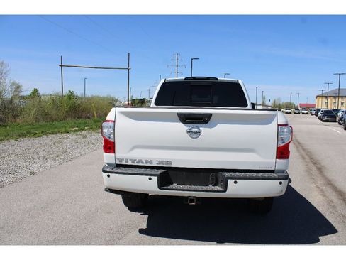 Used 2018 Nissan Titan SL w/ Chrome Package AWD/4WD image 4