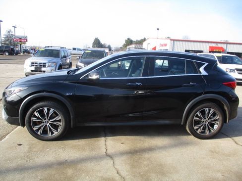 Used 2018 INFINITI QX30 Essential AWD 4dr Crossover (m image 3