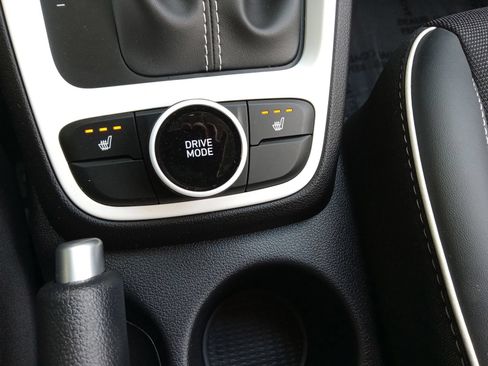 Used 2024 Hyundai Venue Limited FWD image 18