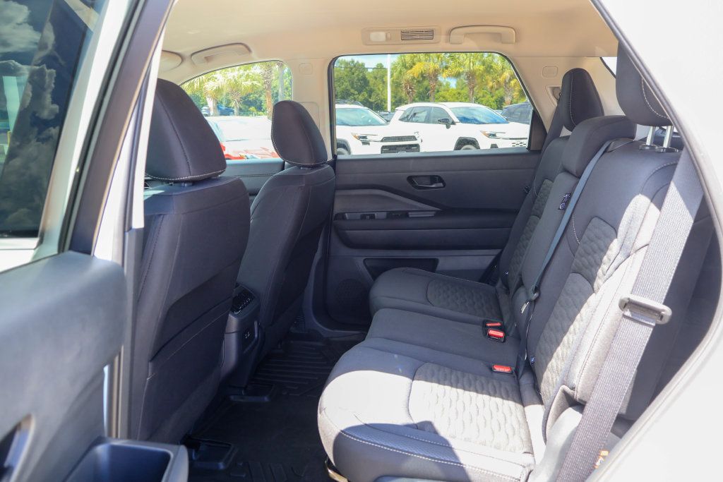 Used 2025 Nissan Pathfinder SV FWD image 11