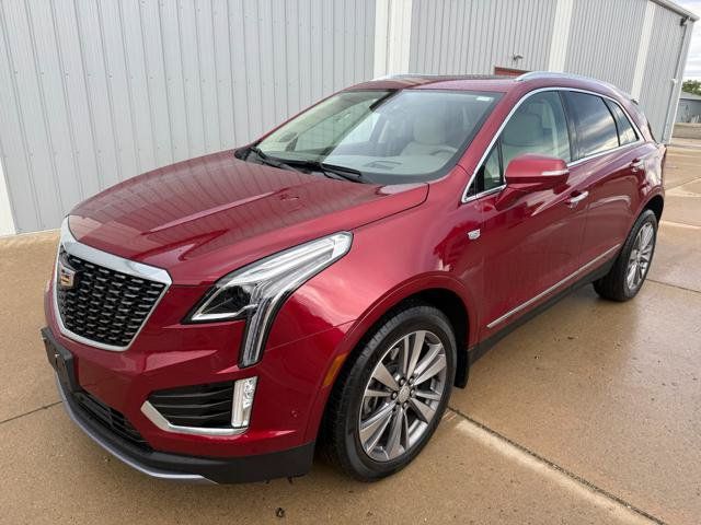 Used 2020 Cadillac XT5 Premium Luxury AWD/4WD image 2