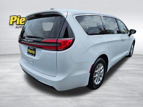 Used 2023 Chrysler Pacifica Touring-L FWD image 6