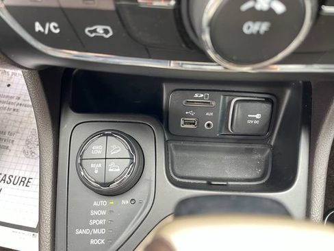 Used 2016 Jeep Cherokee Trailhawk w/ Leather Interior Group AWD/4WD image 24