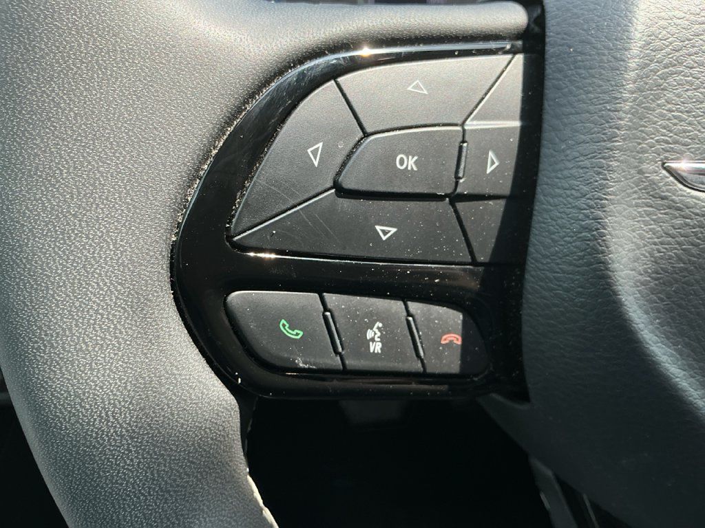 Used 2025 Chrysler Pacifica Limited FWD image 21