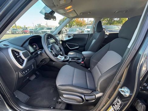 Used 2025 Kia Soul LX w/ LX Technology Package FWD image 24