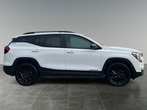 Used 2024 GMC Terrain SLE w/ Elevation Edition image 8