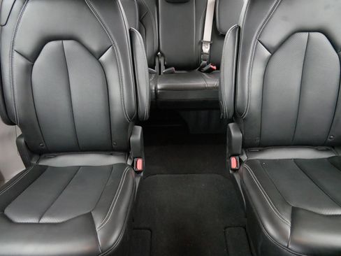 Used 2024 Chrysler Pacifica Touring-L image 13