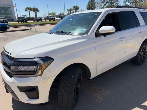 Used 2024 Ford Expedition Limited image 5