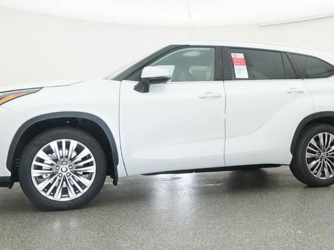 New 2026 Toyota Highlander Platinum AWD/4WD image 3