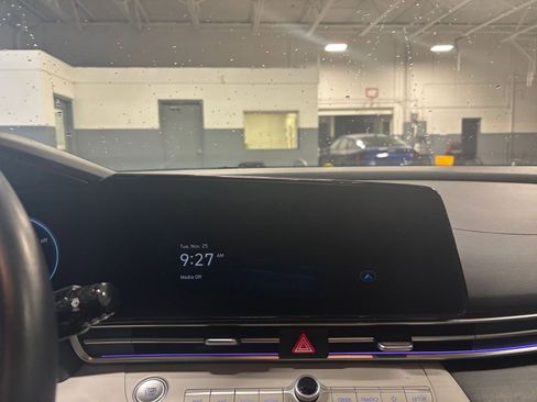 Used 2025 Hyundai Elantra Limited image 21