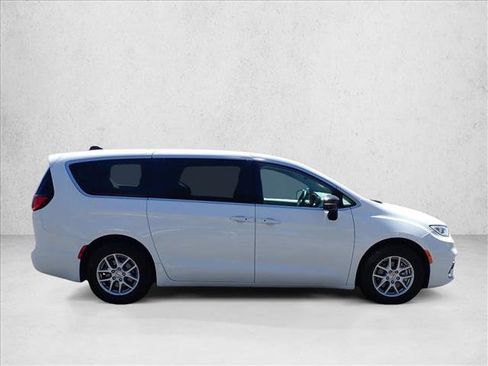 Used 2024 Chrysler Pacifica Touring-L FWD image 4