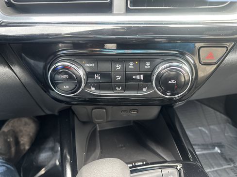 Certified 2025 Chevrolet Trax RS w/ Sunroof Package image 12