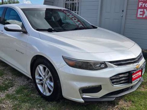 Used 2017 Chevrolet Malibu LT FWD image 10