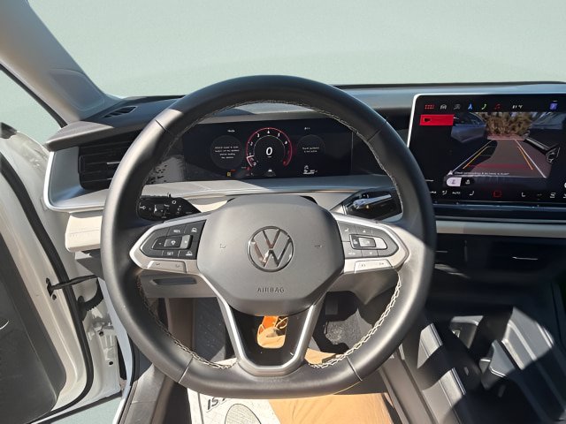 Certified 2025 Volkswagen Tiguan SE FWD image 10