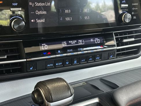 Used 2022 Toyota Sienna XSE w/ XSE Plus Package FWD image 23