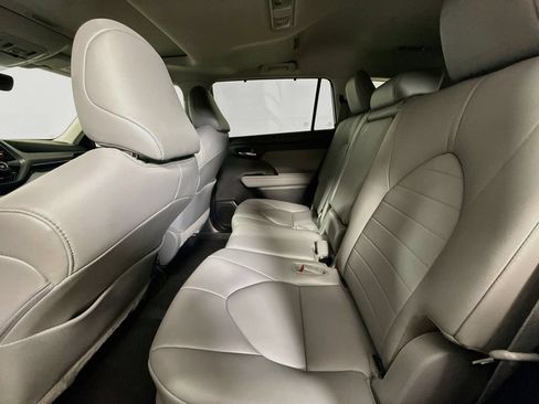 Used 2021 Toyota Highlander XLE FWD image 25
