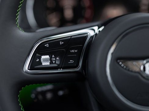 Used 2025 Bentley Bentayga image 50