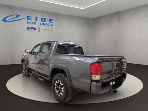 Used 2017 Toyota Tacoma TRD Off-Road w/ Premium & Technology Package image 8