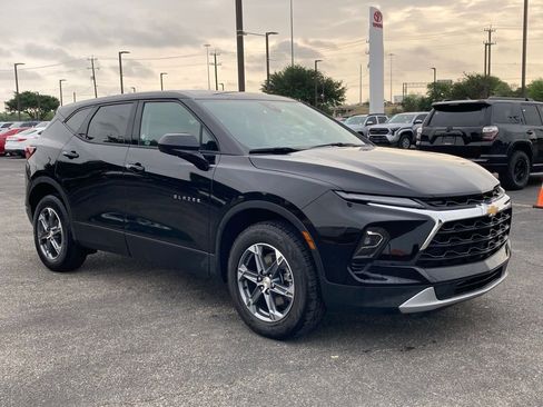 Used 2025 Chevrolet Blazer LT image 3