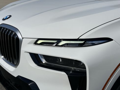Used 2023 BMW X7 xDrive40i w/ M Sport Package AWD/4WD image 12