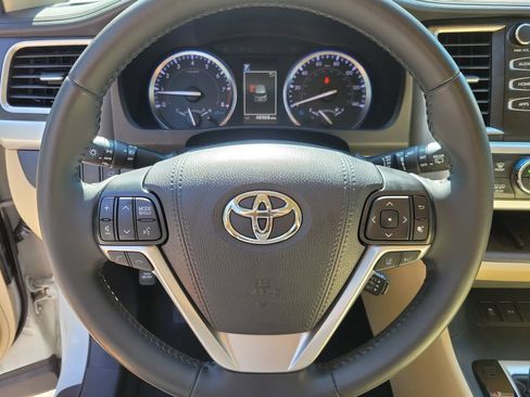 Used 2019 Toyota Highlander XLE FWD image 19