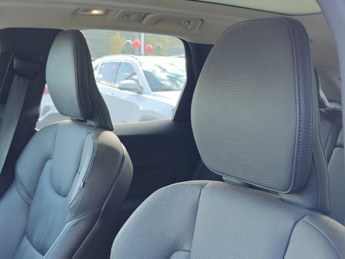 Used 2025 Volvo XC60 B5 Plus image 12