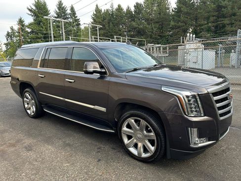 Used 2018 Cadillac Escalade ESV Luxury AWD/4WD image 3