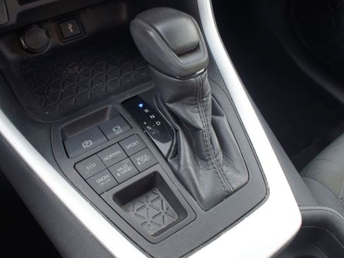 Used 2021 Toyota RAV4 XLE AWD/4WD image 10
