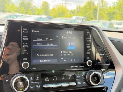 Used 2022 Toyota Highlander XLE AWD/4WD image 21