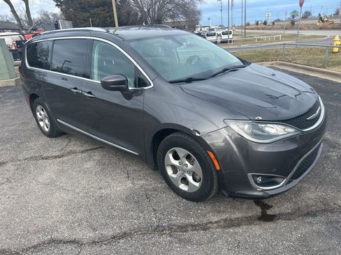 Used 2017 Chrysler Pacifica Touring-L Plus image 4