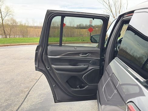 Used 2025 Jeep Grand Cherokee Limited w/ Luxury Tech Group II AWD/4WD image 36