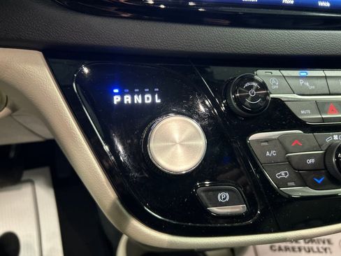 Used 2024 Chrysler Pacifica Touring-L image 20